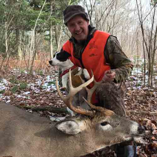 Deux chasseurs montrant leur trophée de leur journée de chasse au cerf de Virginie