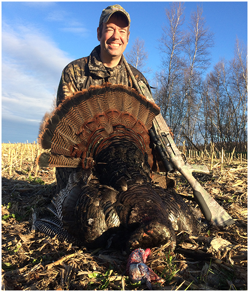 Un chasseur heureux par sa journée de chasse au Dindon Sauvage