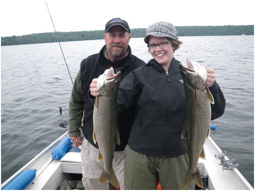 Une bonne prise de deux poissons sur la Rivière Memphrémagog lors d'un séjour de Pêche en Lac offert par la Pourvoirie