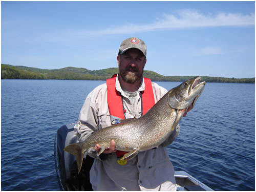 Martin Poisson et son trophée de pêche sur la rivière Memphrémagog