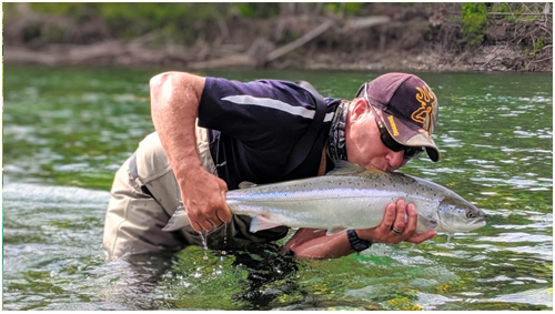 Martin Poisson et son client en pleine action lors d'un séjour de pêche au Saumon de l'Atlantique sur la Rivière Bonaventure